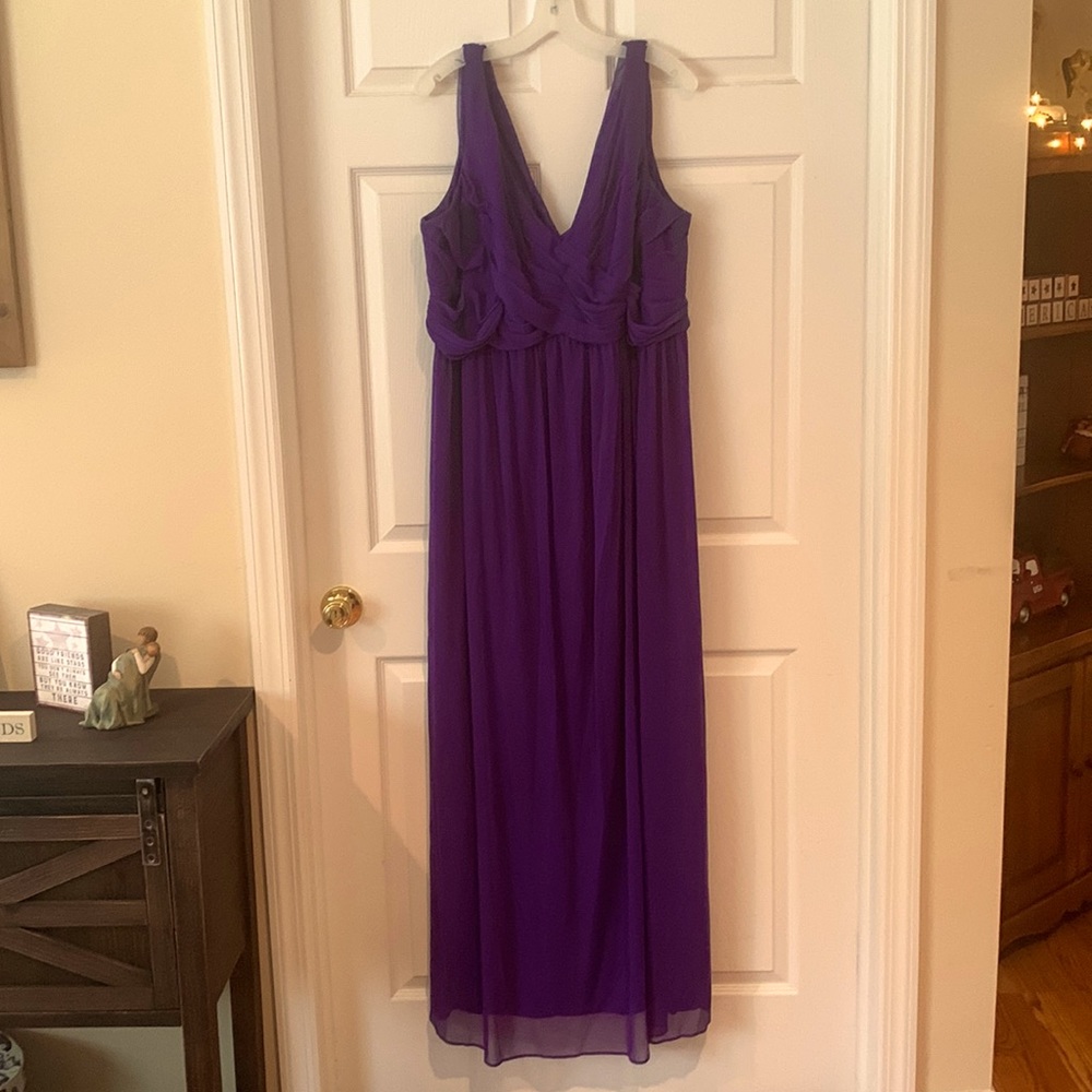 David’s bridal. Smoke free home. Front of dress has a scalloped drape.